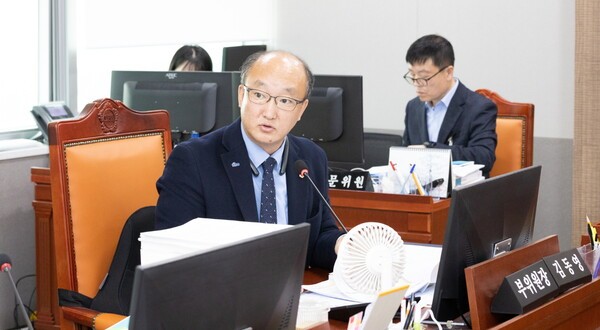 지난 24일 열린 교통국 소관 2025년 제3회 추경 및 2026년 본예산안 심의에서, 경기도의회 건설교통위원회 김동영 부위원장은 교통국의 주요 예산안이 ‘도민의 차별없는 안전한 이동권 보장’이라는 도민과의 약속을 저버리고 있다고 강력히 비판하였다.(사진=경기도의회)