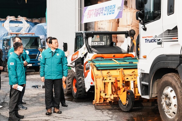 광주시는 25일 겨울철 대비를 위해 제설 적사장, 제설함, 한파쉼터 및 정지 자연재해위험개선지구에 대한 현장 점검을 진행했다.(사진=광주시)