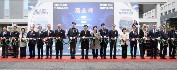 윤원석 인천경제청장이 25일 연세대 국제캠퍼스에서 열린 바이오공정인력양성센터 개소식에서 참가자들과 테이프커팅을 하고있다. 사진=인천경제청 제공