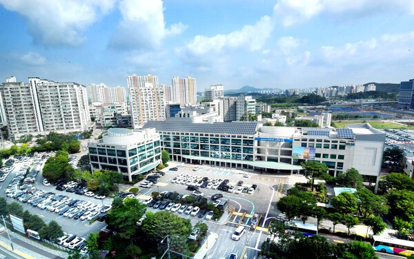 시흥시 거북섬동이 겨울철 소외되기 쉬운 이웃들에게 따뜻한 마음을 전하는 나눔 활동을 펼쳤다.