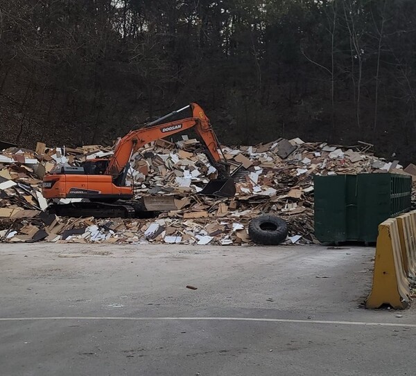 폐목재 등 대형폐기물 적재된 적환장(사진=고양특례시)