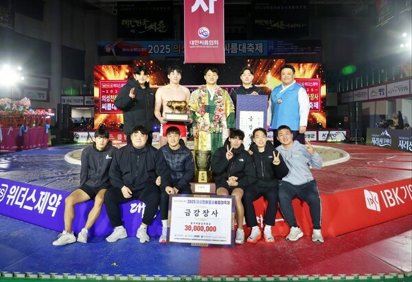 지난 25일, 김기수가 경북 의성군 의성종합체육관에서 열린 대회 금강급(90kg 이하) 장사 결정전(5전 3선승제)에서 같은 팀 동료 임태혁을 3-1로 꺾고 우승을 차지했다.