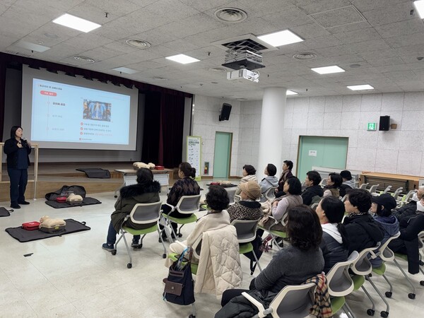 구리시가 시민 안전을 책임지는 안전 보안관을 대상으로 응급처치 역량 강화를 위한 실습 교육을 실시했다.