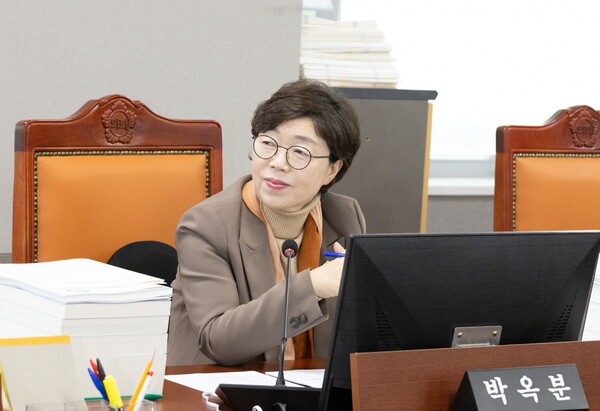 지난 25일, 경기도의회 건설교통위원회 박옥분 의원은 2026년 본예산 및 제3차 추경 심사에서 철도항만물류국과 경기국제공항추진단의 예산 구조와 집행 실태가 심각한 수준이라고 지적했다.(사진=경기도의회)
