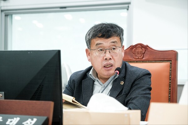 지난 25일, 경기도의회 안전행정위원회 장대석 의원은 2026년도 경기도 자치행정국 예산안 심의에서 지역 인권교육 축소 우려, 세입 불확실성 대비 부족, 자료 부실 제출 등 다수의 문제점을 지적하며 개선을 요구했다.(사진=경기도의회)