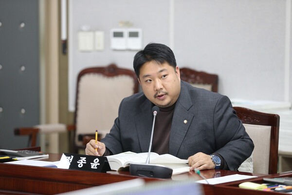 수원특례시의회 정종윤 의원은 25일 안전교통국(교통정책과)에 대한 행정사무감사에서 교통약자 교통사고 예방 대책으로 ‘보행신호등 적색 잔여시간 표시장치’ 확대 설치를 주문하였다.(사진=수원특례시의회)