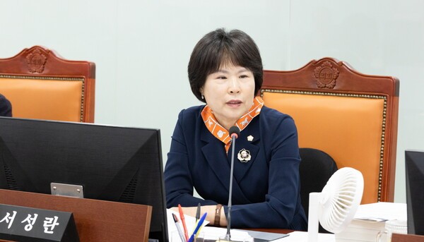 지난 25일 열린 제387회 정례회 철도항만물류국 2026년도 예산안 심사에서 경기도의회 건설교통위원회 서성란 의원은 의왕시 철도 지하화 통합개발의 시급성과 정책적 의미를 강조하며, 경기도 기본계획 단계에서 의왕시 구상이 반드시 반영돼야 한다고 강하게 촉구했다.(사진=경기도의회)