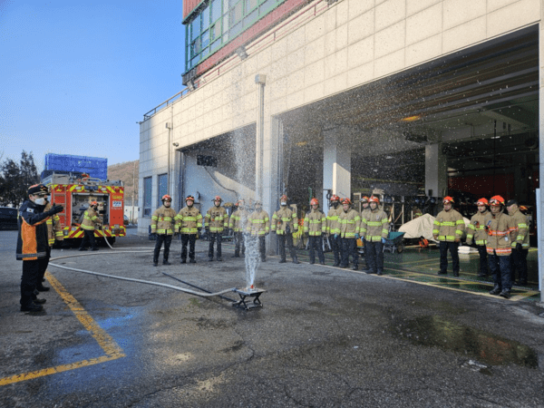 EV드릴랜스 첫 실전 투입...의왕소방서, 전기차 화재 초기에 막았다 - 뉴스 썸네일 이미지