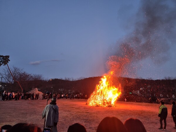강화군이 강화역사박물관에서 운영한 겨울방학 체험교육 프로그램 ‘달집에 달아 하늘에 띄우는 소원’/강화군 제공 