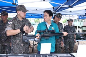 [포토] 이동환 고양특례시장, 을지연습 첫 날 안보·안전 체험장 방문 나서