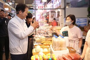 [포토] 이동환 고양시장, 추석 연휴 첫날 전통시장 찾아 민생·물가 점검