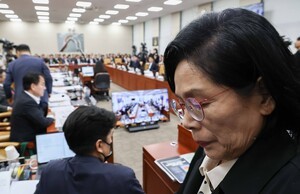 &apos;진퇴양난&apos; 최민희 사태… 권력형 결혼 비리로 번지나