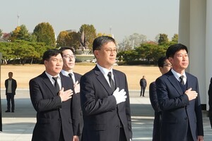 [포토] 고석진 신임 인천본부세관장, 국립서울현충원 참배