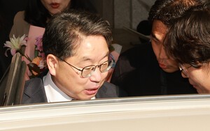 노만석 검찰총장 직무대행 퇴임... "검찰 항명 시각 안타까워"