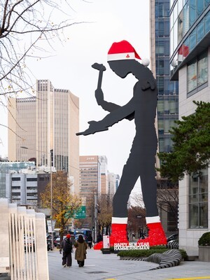 산타 된 해머링 맨, 나눔을 두드린다...사랑의열매 연말 캠페인 진행